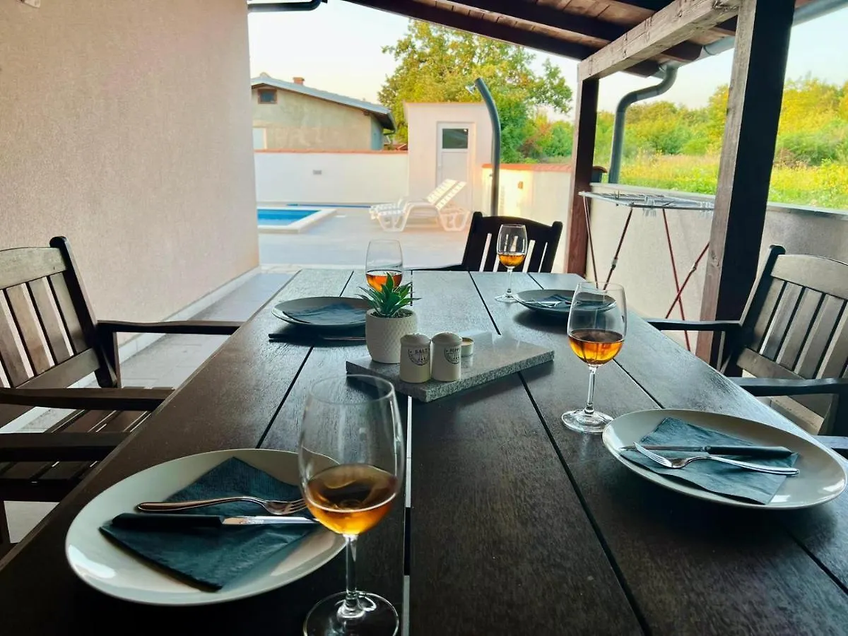 Holiday Home Luca 보드냔